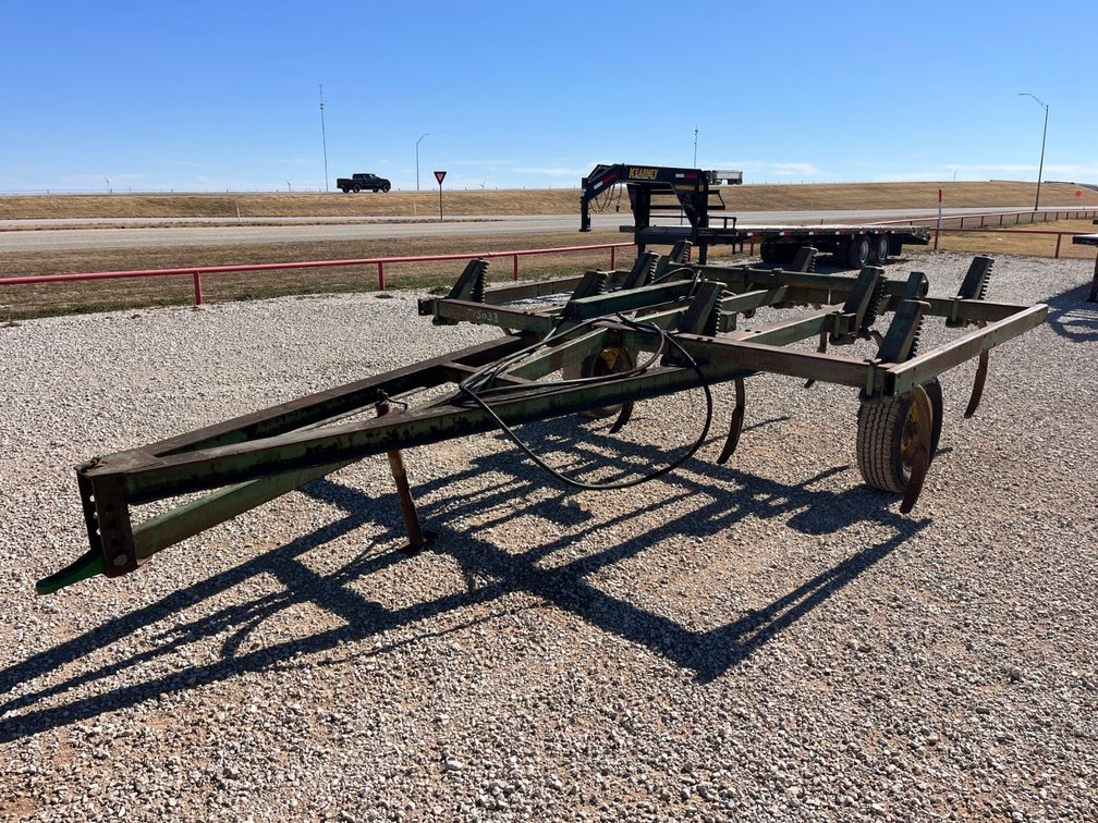 John Deere 1600 Chisel