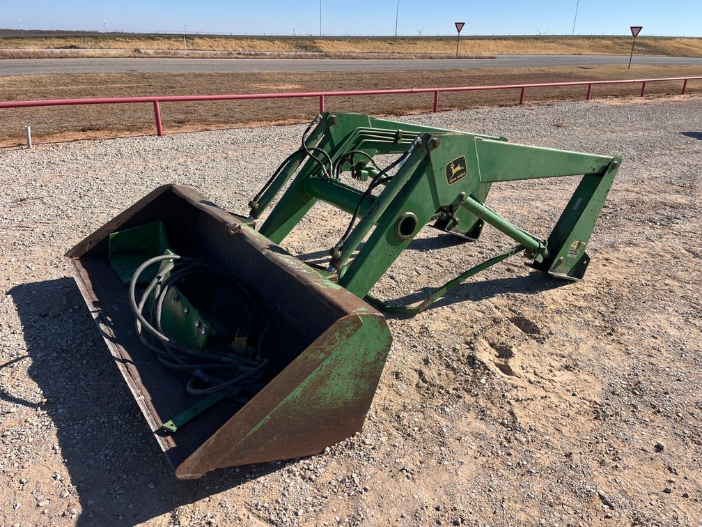 John Deere 146 Loader