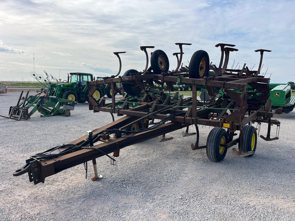 1988 John Deere 610 Chisel