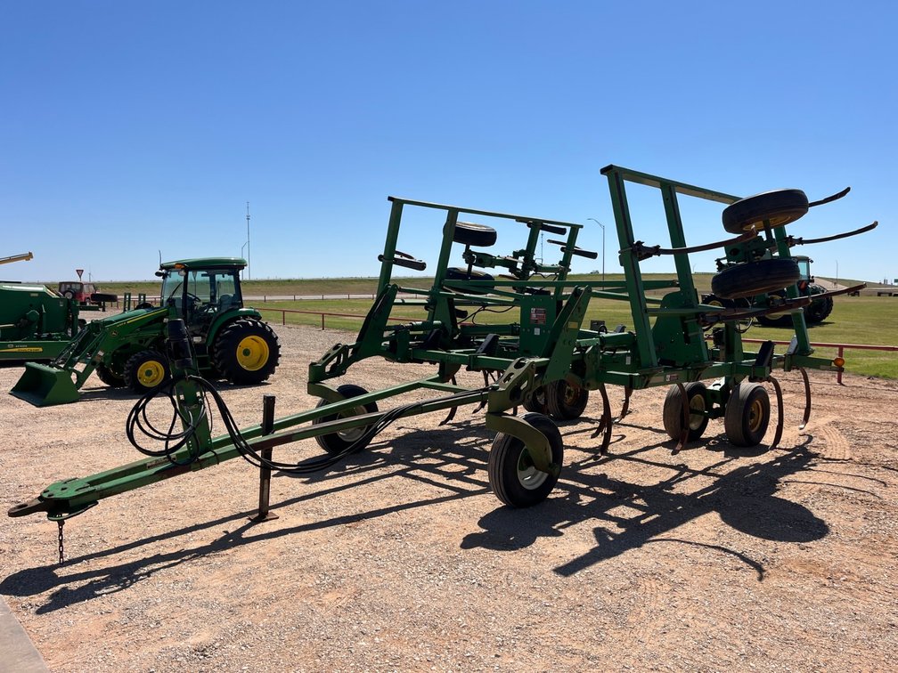2001 John Deere 2400 Chisel