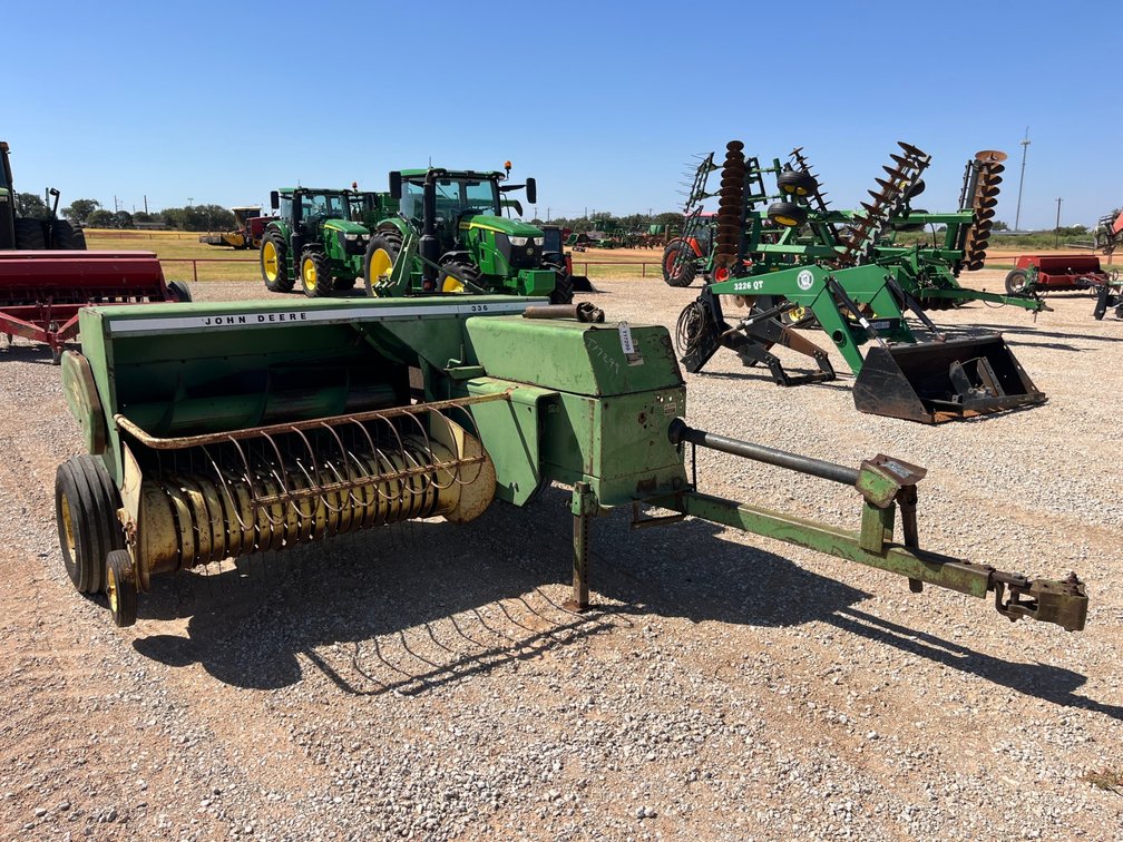 John Deere 336 Baler