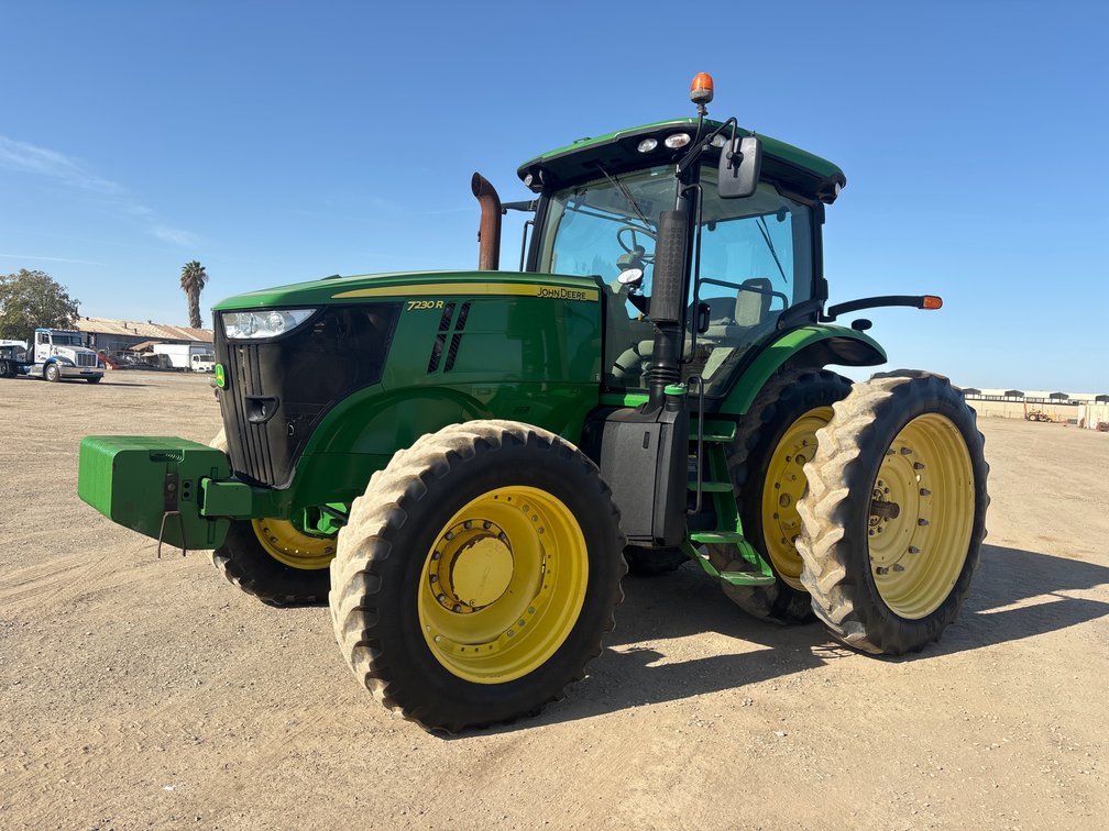 2013 John Deere 7230R Tractor