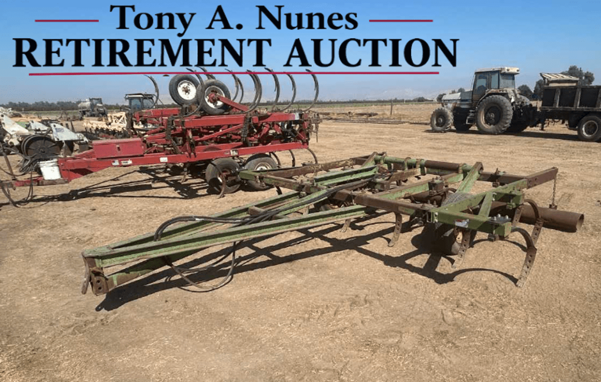 John Deere 1600 12Ft Pull Type Chisel Plow