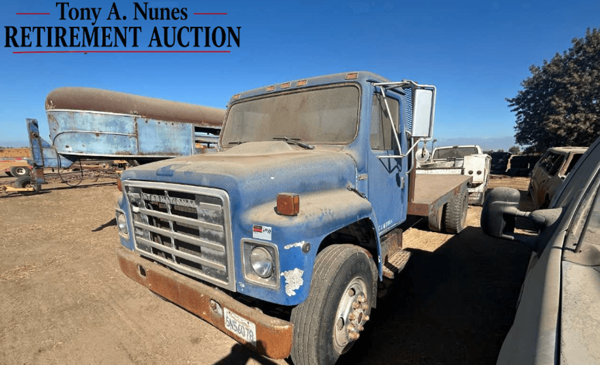 1983 International S1954 S/A Flatbed Truck