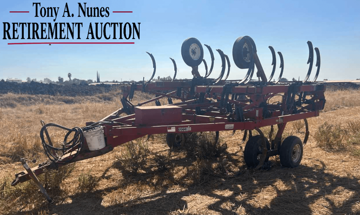 Case 5700 28Ft Folding Chisel Plow